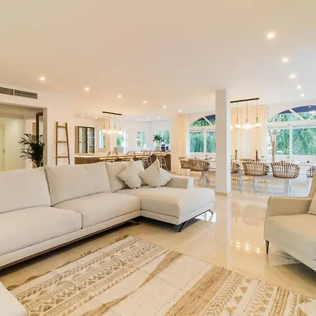 Arcadia - Avenida 28 De Adelfas 29680 Estepona, Malaga Villa *